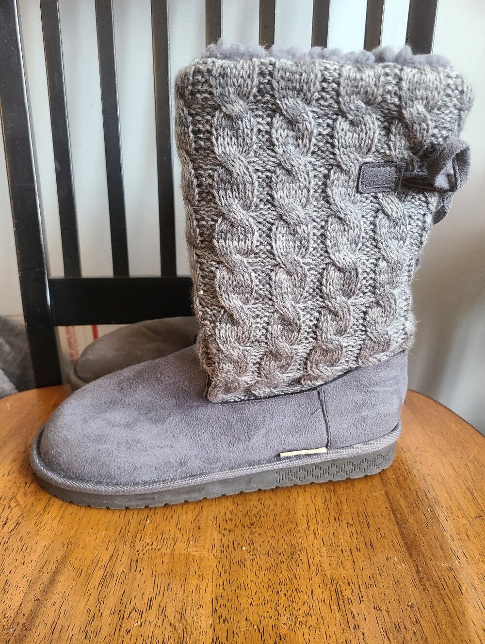 Women's size 8 Muk Luks Skylar gray warm cozy winter boots w/faux fur lining